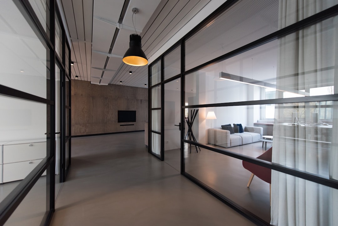 Sala de juntas equipada con mobiliario OnOffice en oficina real
